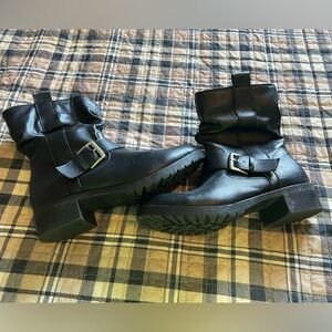 Black women’s size 7.0 boots.